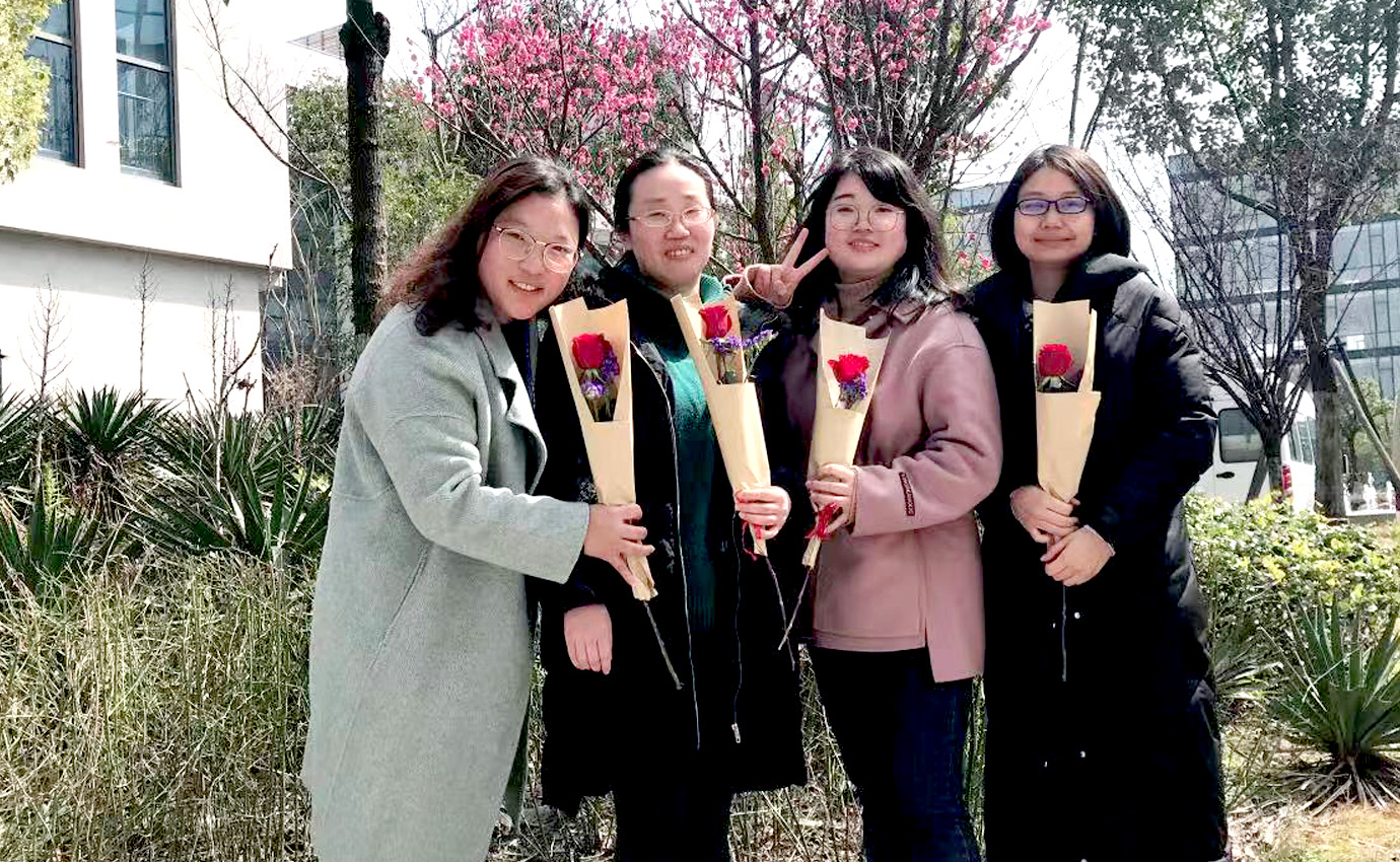 女神節(jié)，火紅的玫瑰獻(xiàn)給最美的你